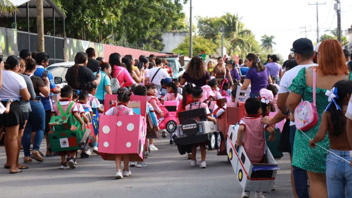 Niños aprenden de seguridad vial.