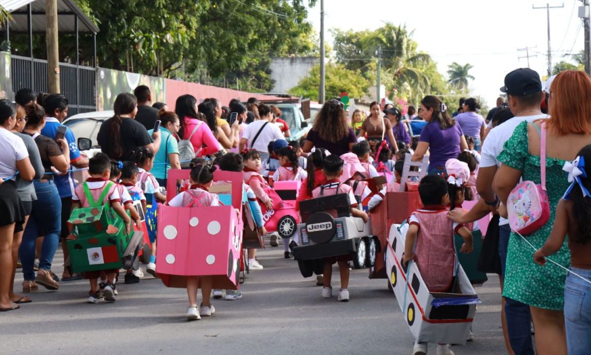 Niños aprenden de seguridad vial.