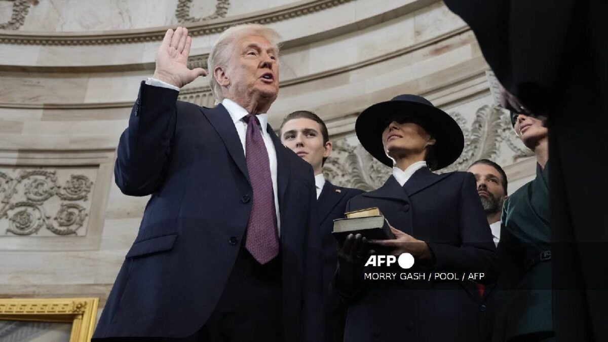 Donald Trump durante su juramento.