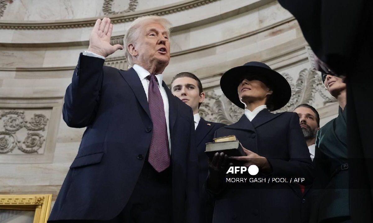 Donald Trump durante su juramento.