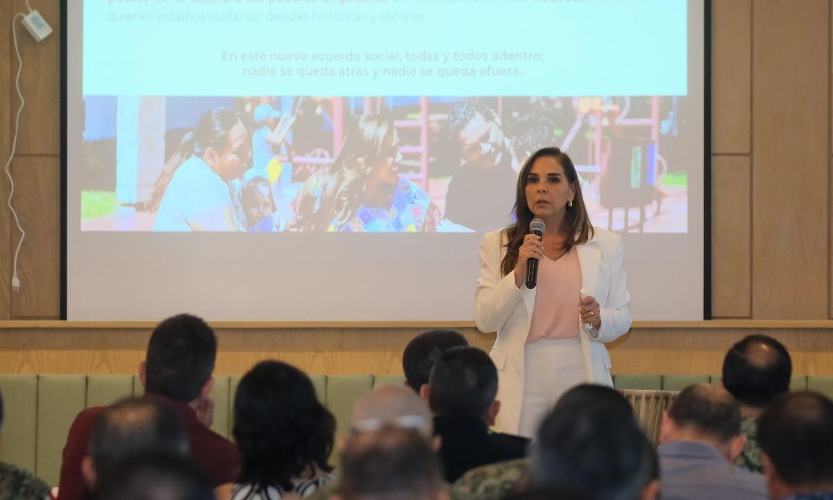 Mara Lezama impartió una conferencia.