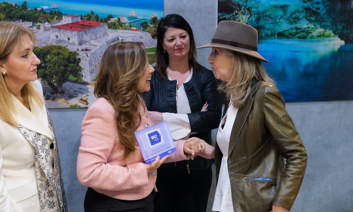 Mara Lezama recibió un reconocimiento.