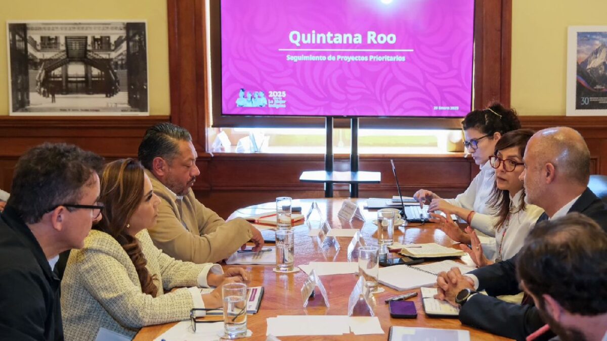 Mara Lezama en reunión con funcionarios de la SICT.
