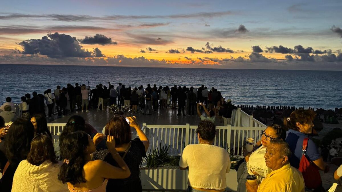 Turistas y locales reciben primero rayos del Sol de 2025 en playa Delfines.