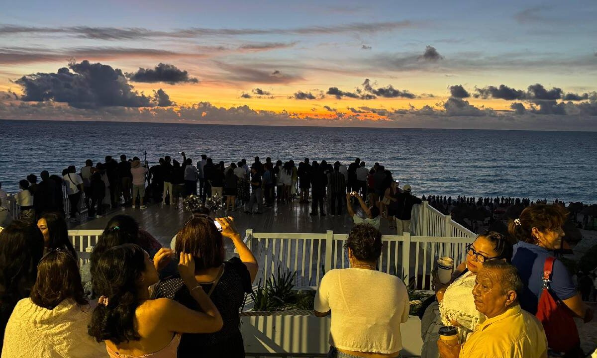 Turistas y locales reciben primero rayos del Sol de 2025 en playa Delfines.