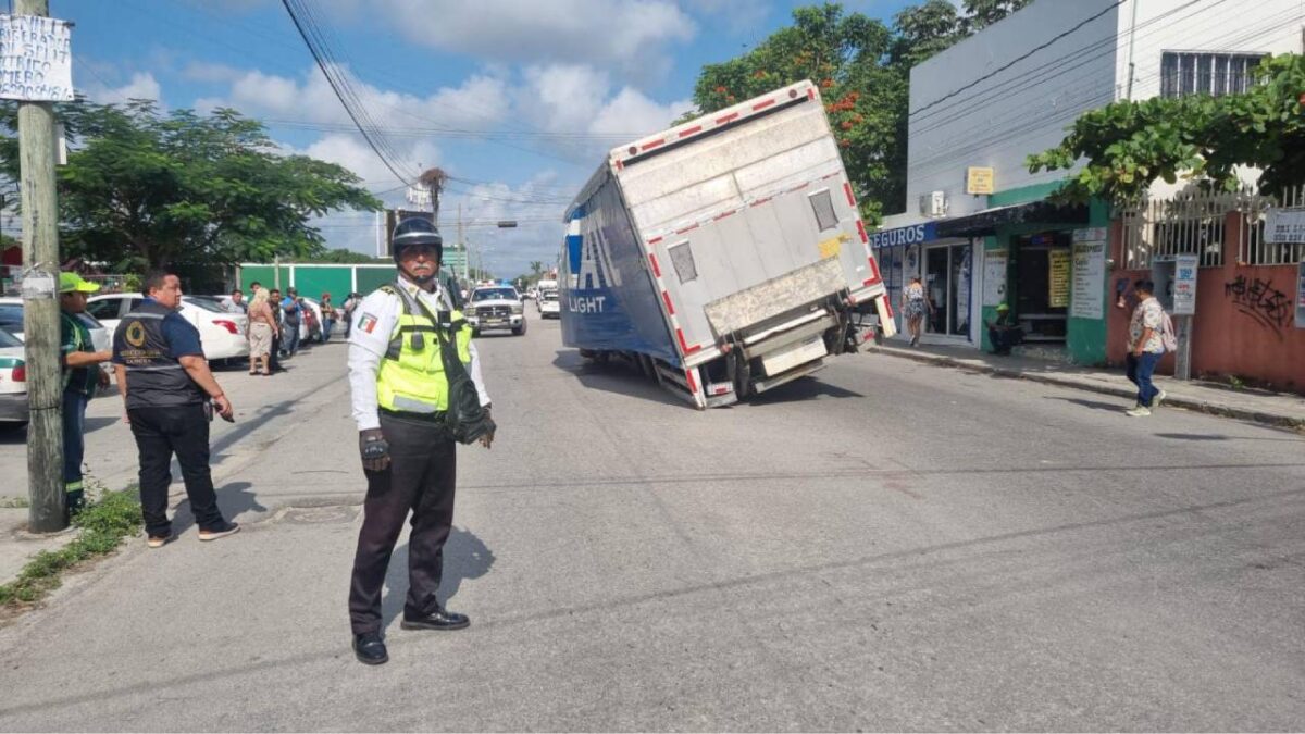 Socavón en la ruta 4. Cae un camión.