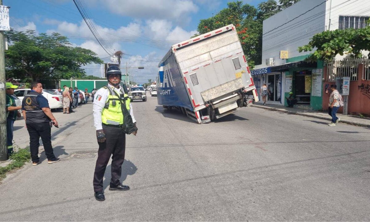 Socavón en la ruta 4. Cae un camión.