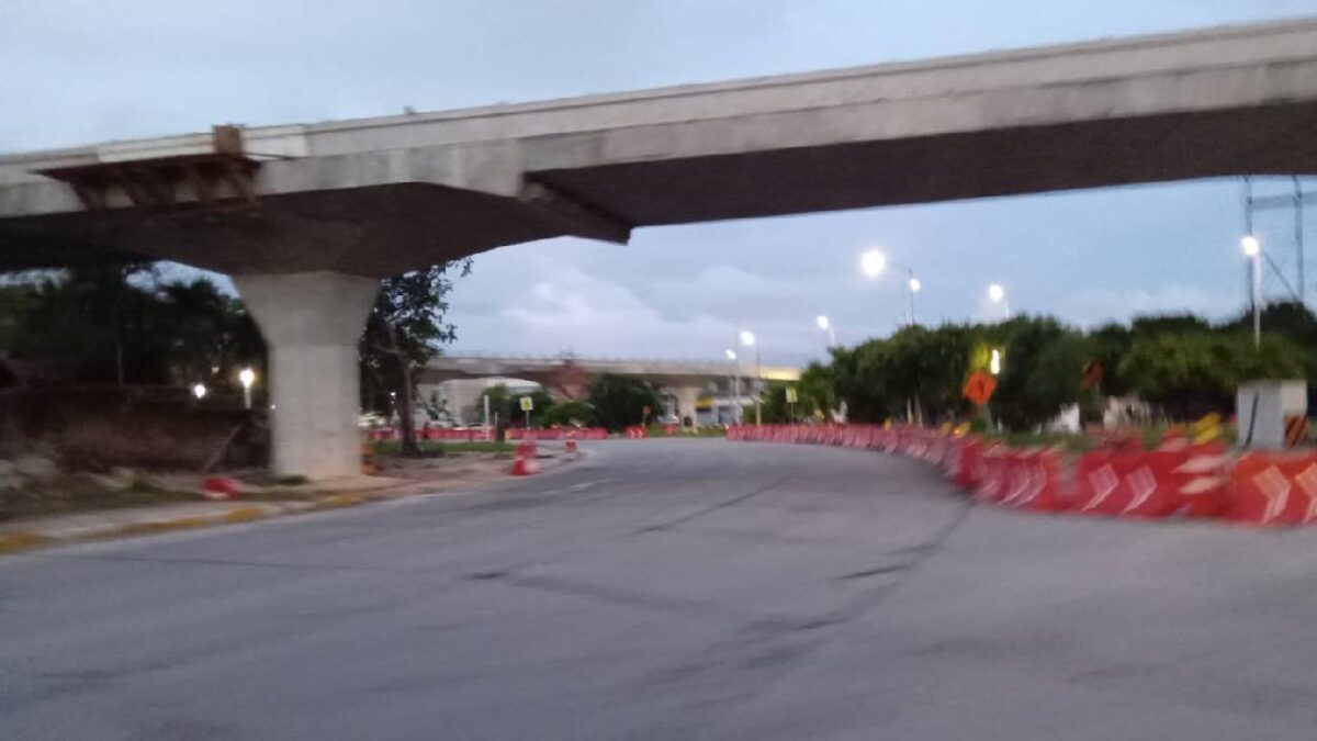 Continúan los cierres viales en Cancún.