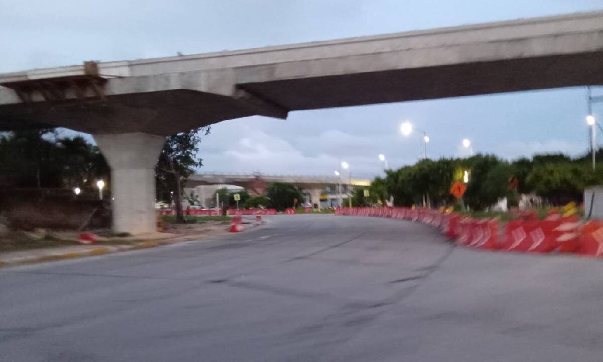 Continúan los cierres viales en Cancún.