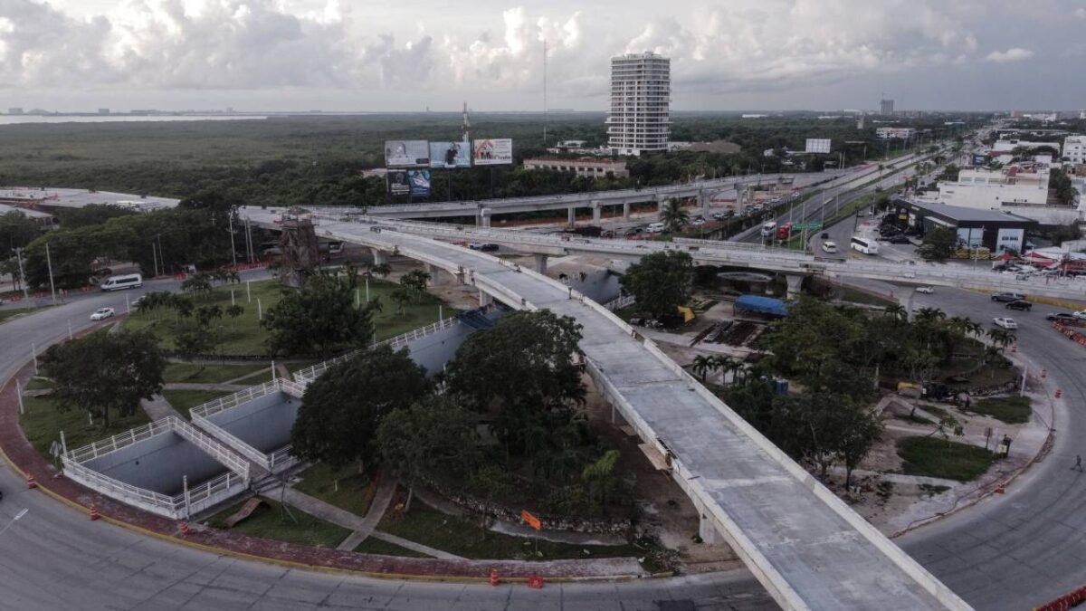 Continúan algunos cierres viales en Cancún.