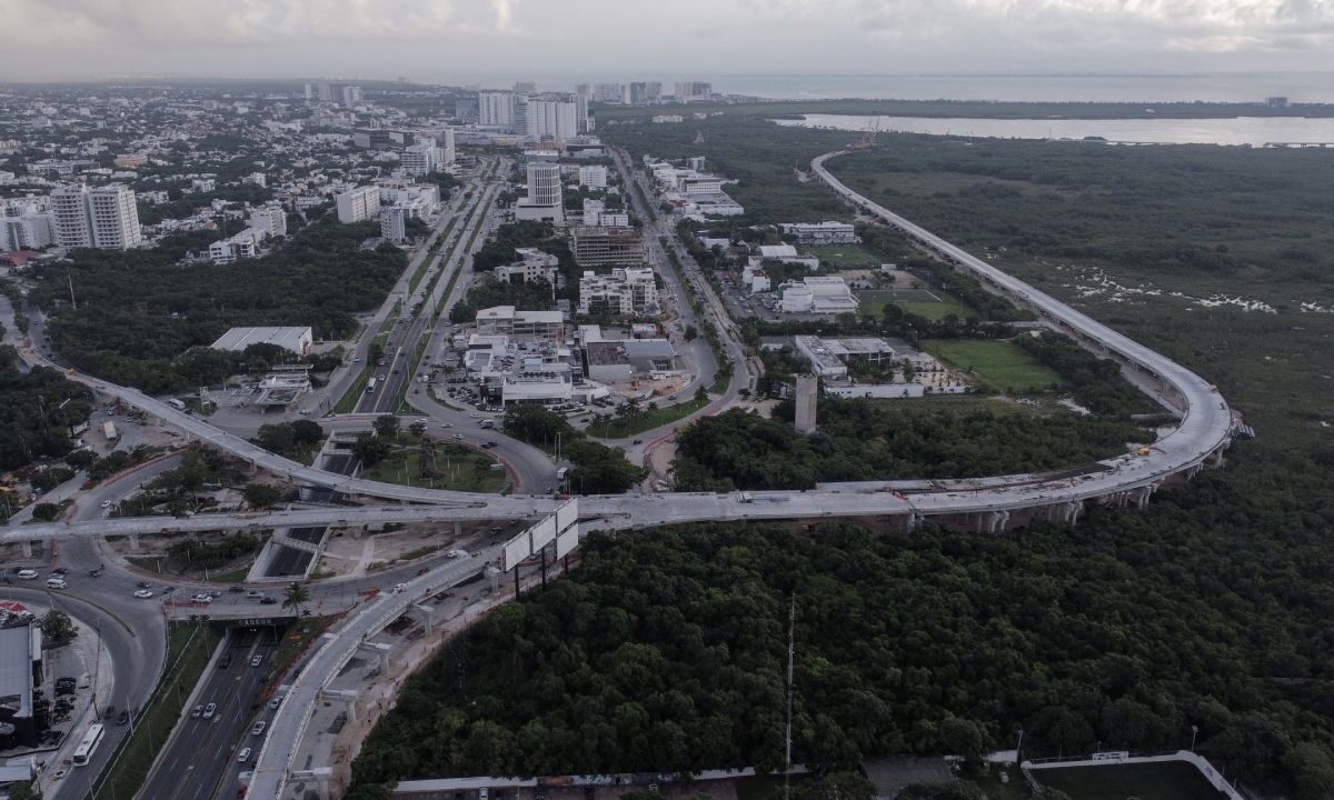 Continúan en Cancún cierres viales por obras.