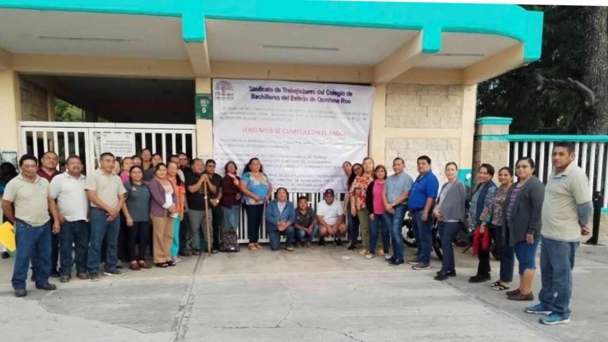 Trabajadores del Colegio de Bachilleres Quintana Roo.