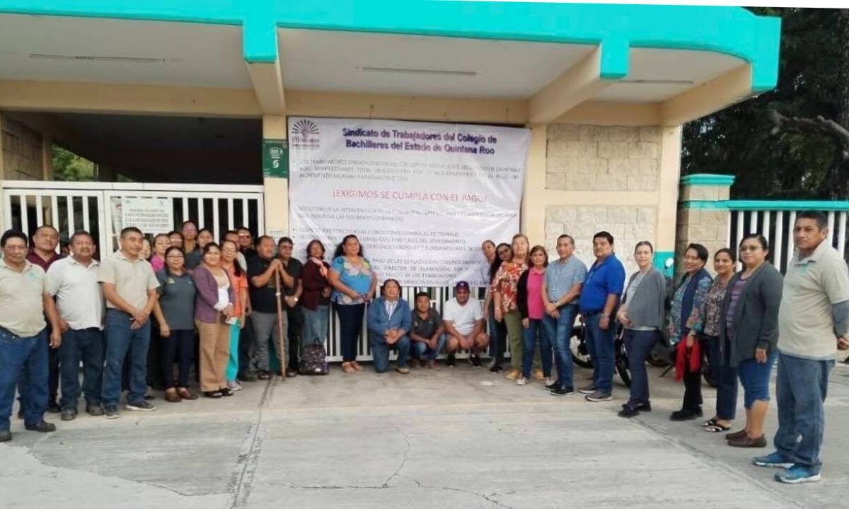 Trabajadores del Colegio de Bachilleres Quintana Roo.
