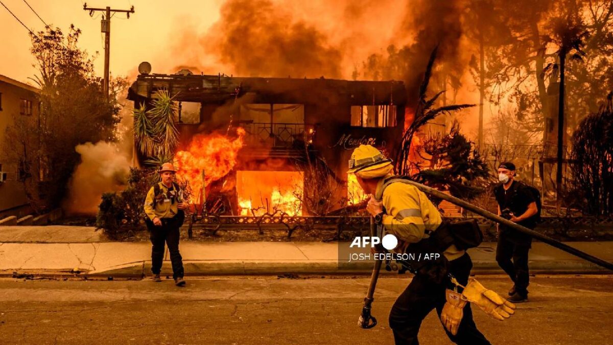 Voraces incendios forestales en Los Ángeles no ceden.