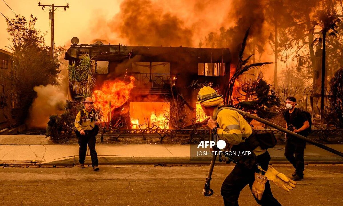 Voraces incendios forestales en Los Ángeles no ceden.