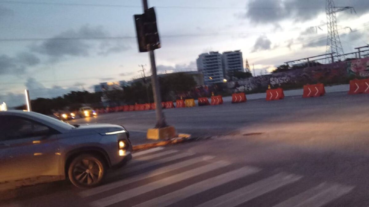 Continúan cierres viales en Cancún.