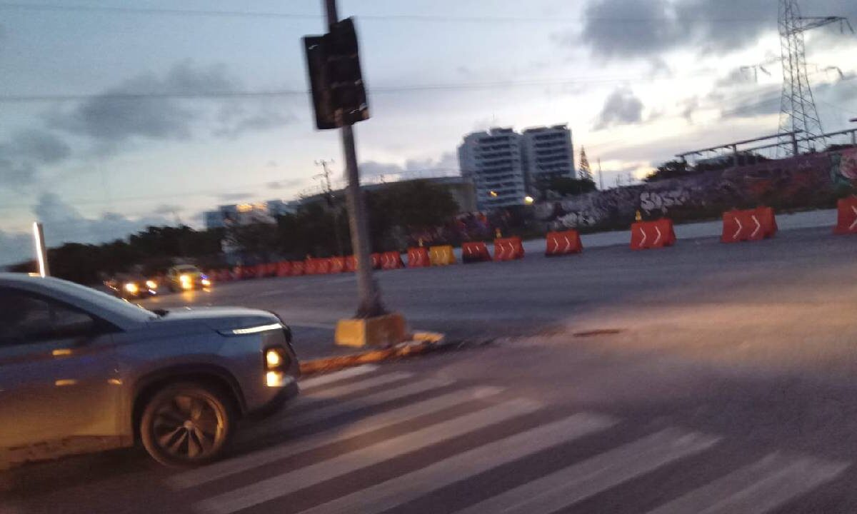 Continúan cierres viales en Cancún.
