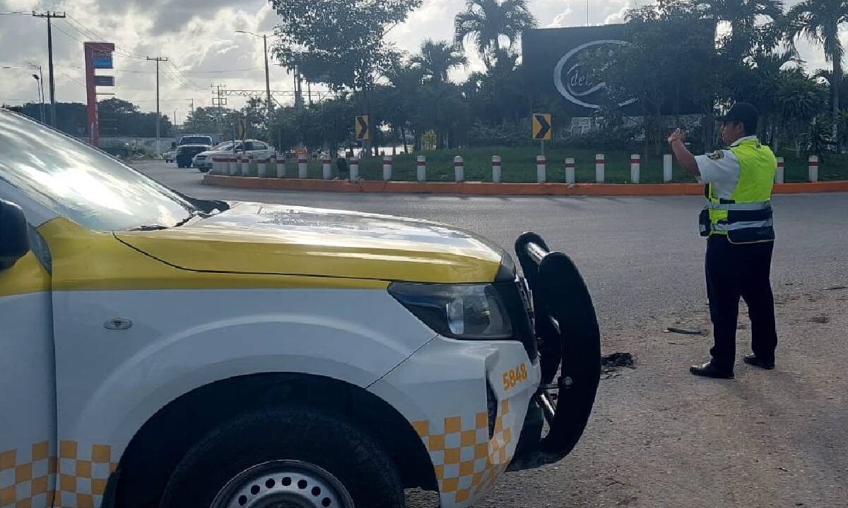 Continúan algunos cierres viales en Cancún.