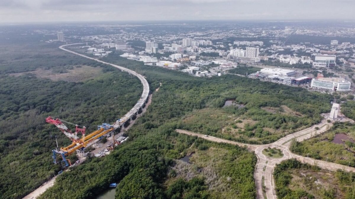 Continúan algunos cierres viales en Cancún.