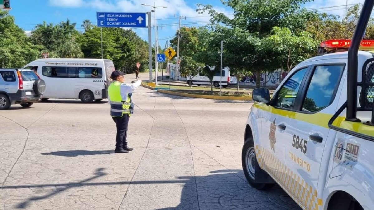 En Cancún continúan algunos cierres viales.