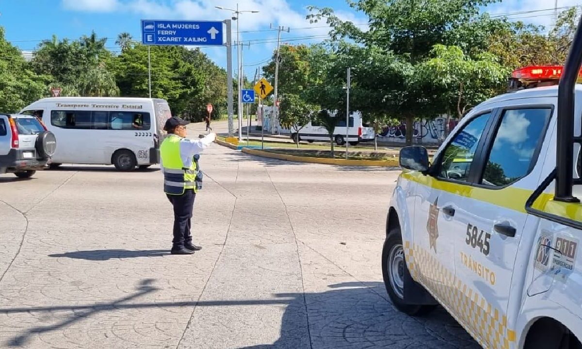 En Cancún continúan algunos cierres viales.