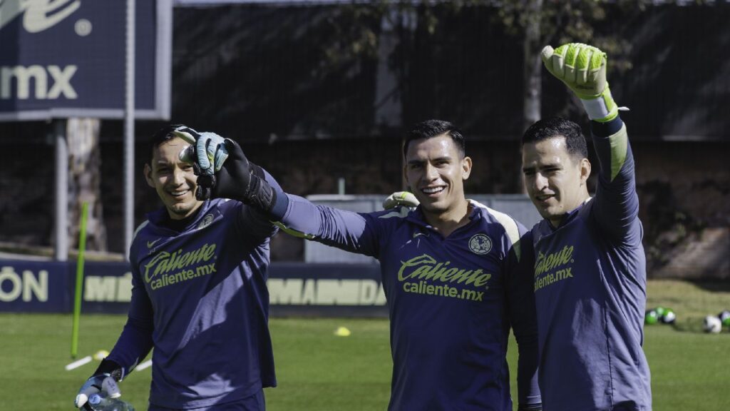 Jugadores del América se alista para su próximo partido.