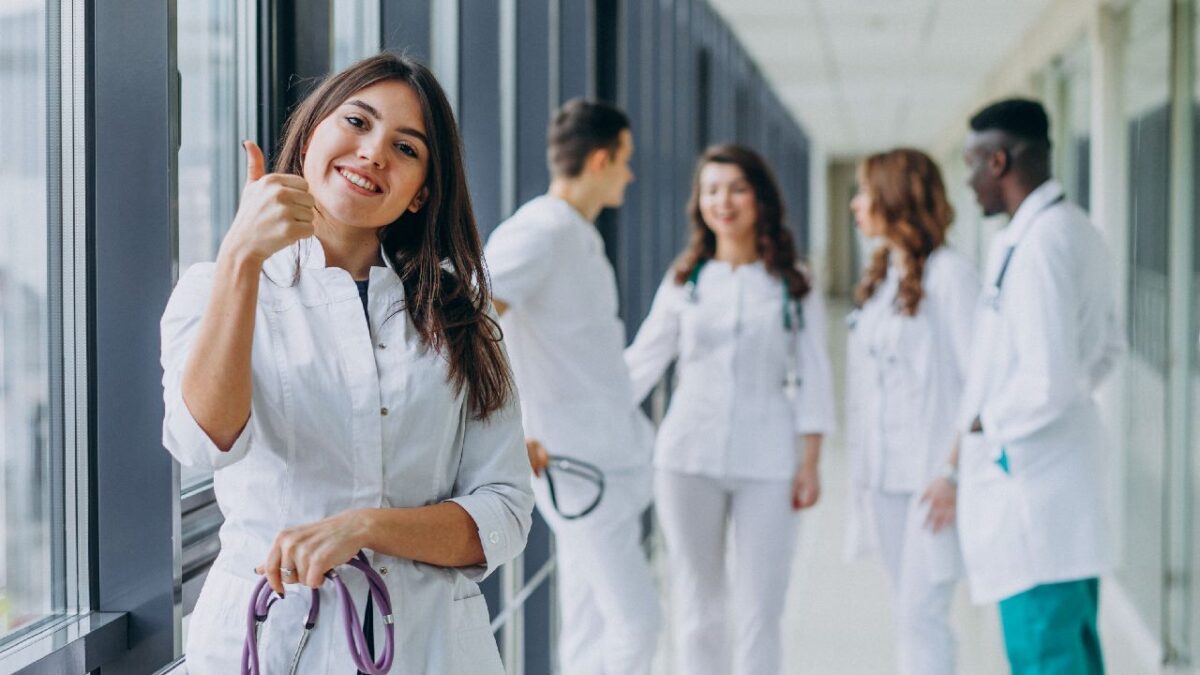 Abren convocatoria a enfermeros y enfermeras para laborar en el extranjero.