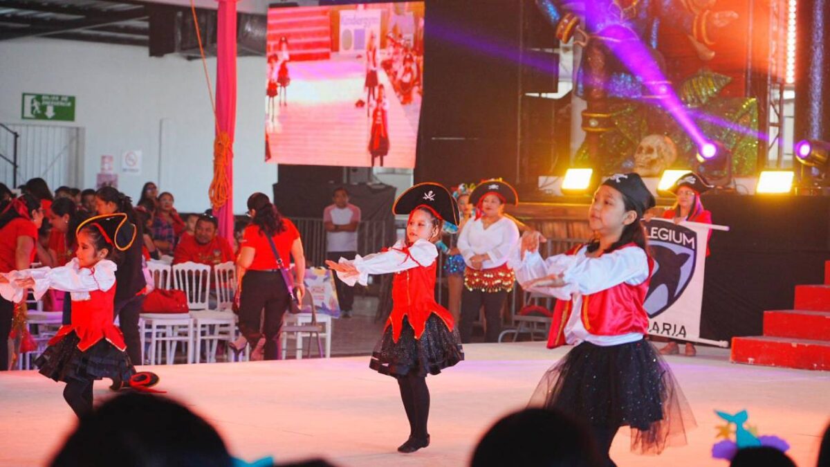 Niños participan en el Carnaval de Cozumel 2025.