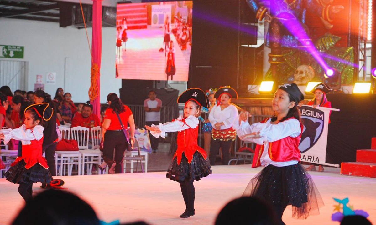 Niños participan en el Carnaval de Cozumel 2025.