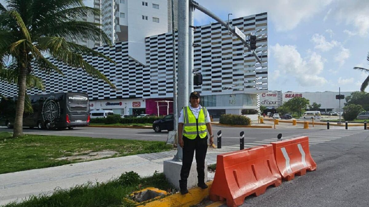 Continúan otras y cierres viales en Cancún.