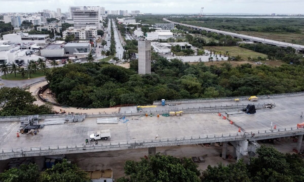Siguen algunos cierres viales en Cancún.