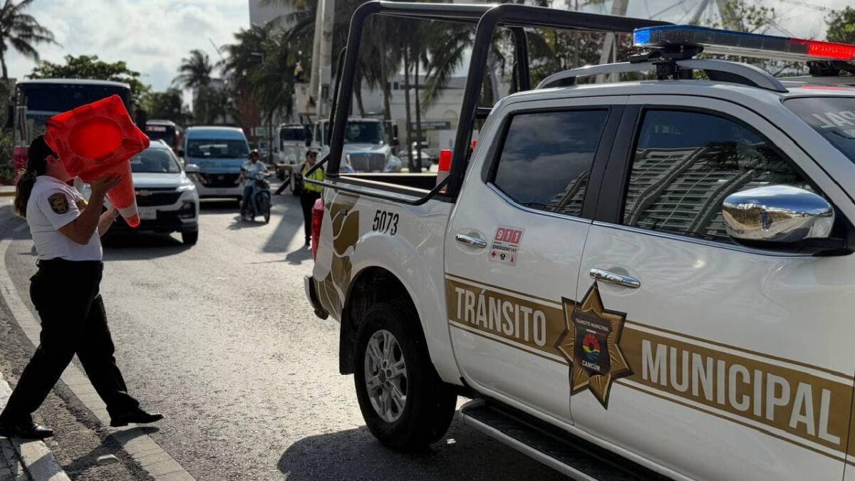 Continúan algunos cierres viales en Cacnún.