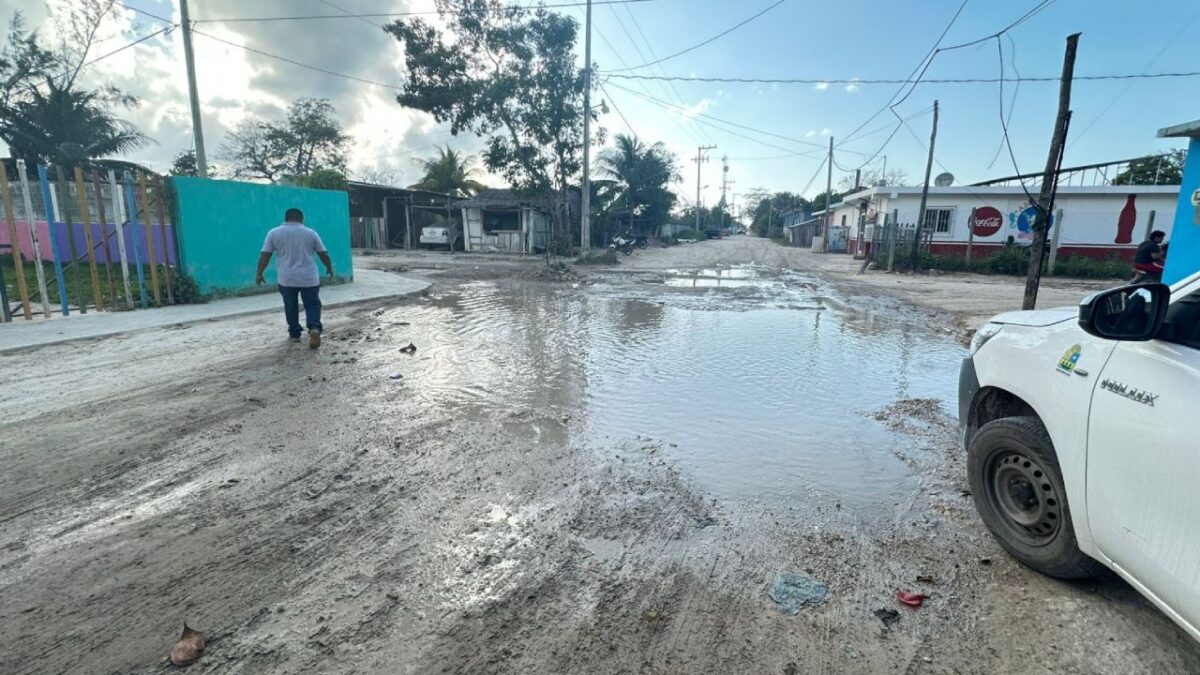 Últimas noticias. Calle enlodada en Chiquilá.