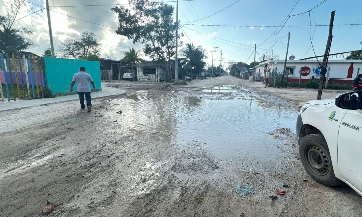 Últimas noticias. Calle enlodada en Chiquilá.