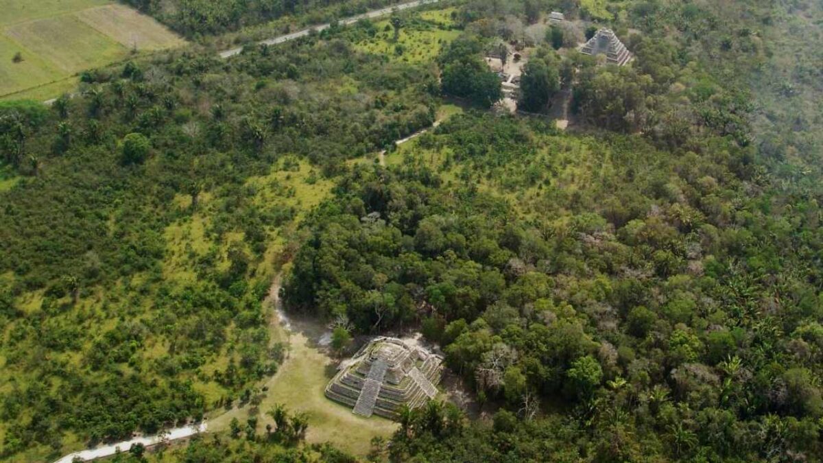 Vista aérea de la zona arqueológica de Chacchoben.