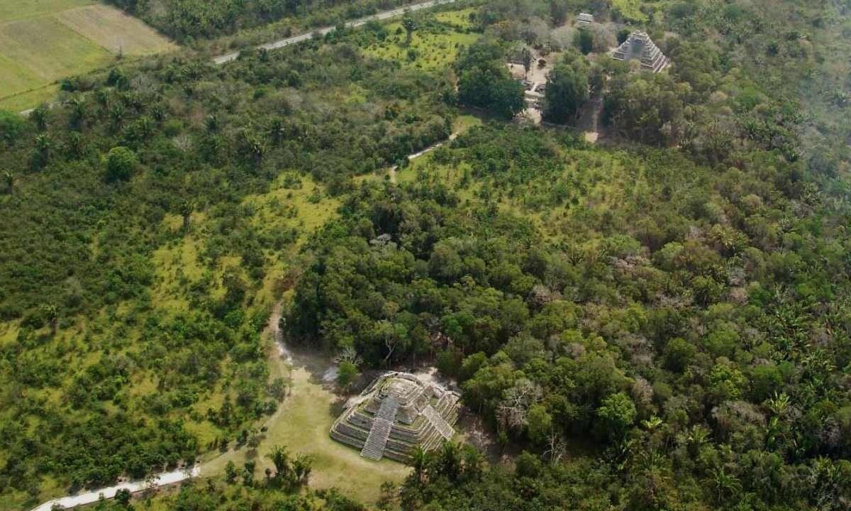 Vista aérea de la zona arqueológica de Chacchoben.