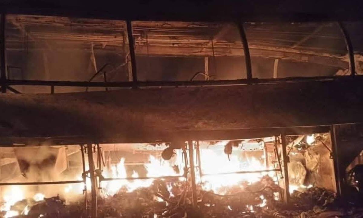 Autobús incendiado en accidente carretero.