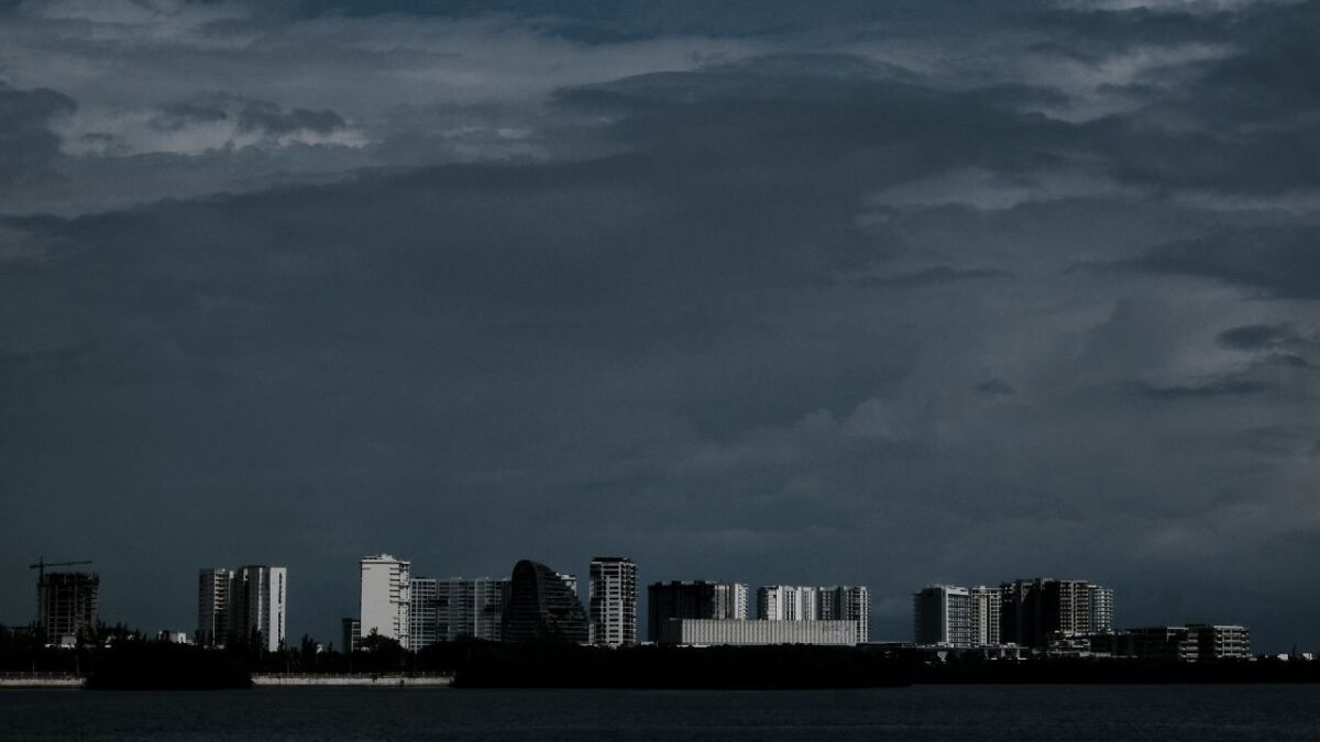 Prevén que continúen las lluvias. Así el clima Cancún.