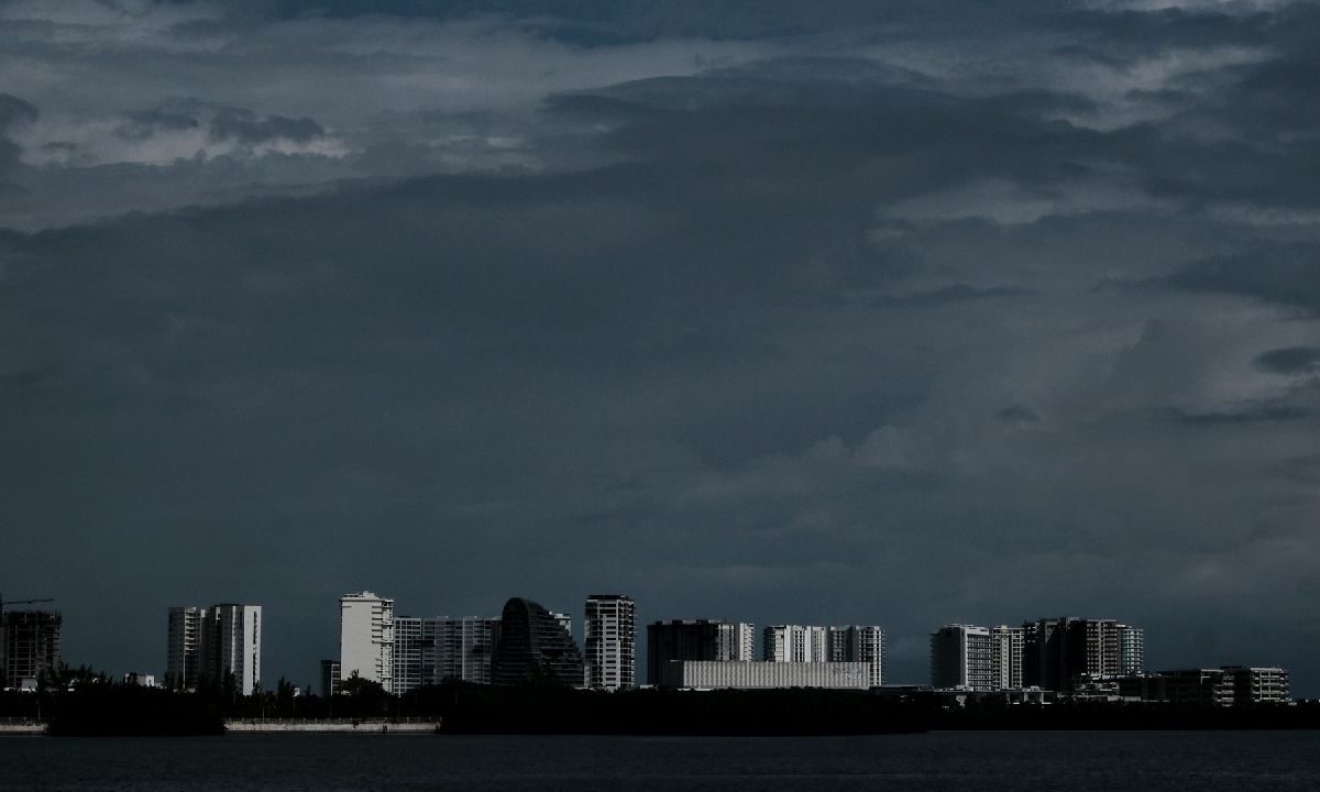 Prevén que continúen las lluvias. Así el clima Cancún.