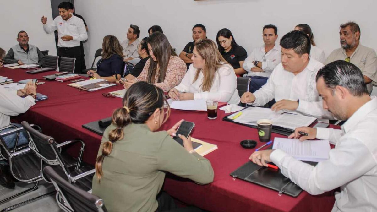 Funcionarios de Benito Juárez, en reunión.