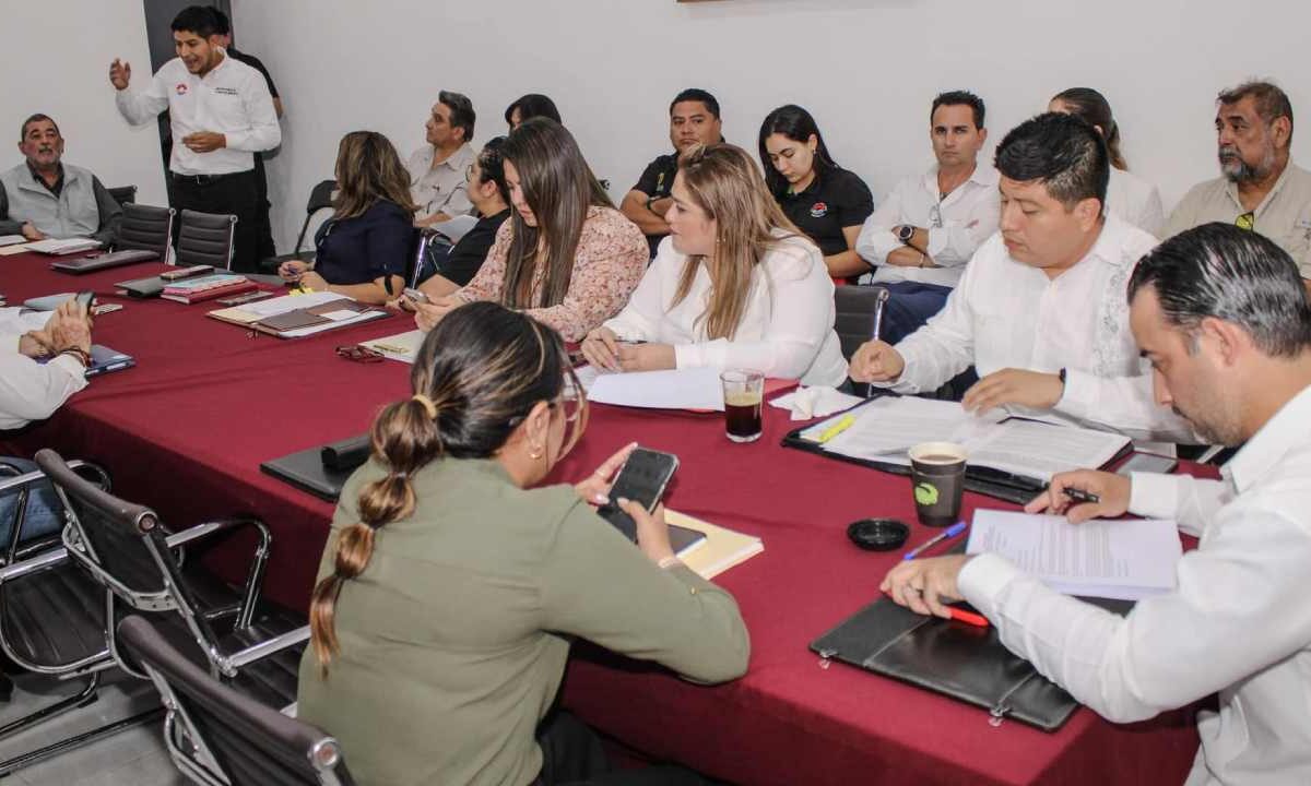 Funcionarios de Benito Juárez, en reunión.