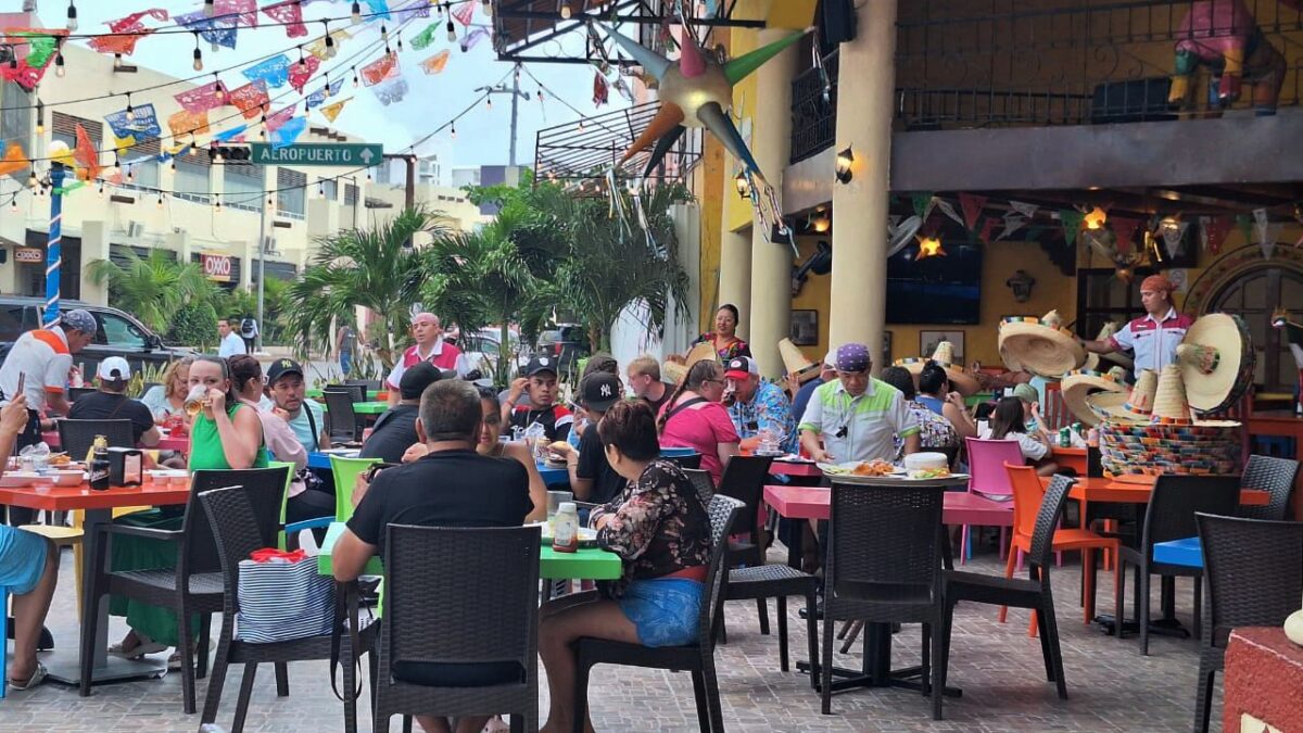 Comensales el Día del Amor y la Amistad.