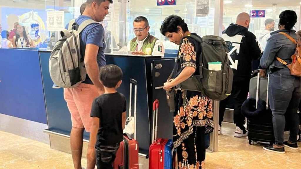 Turistas en el aeropuerto.