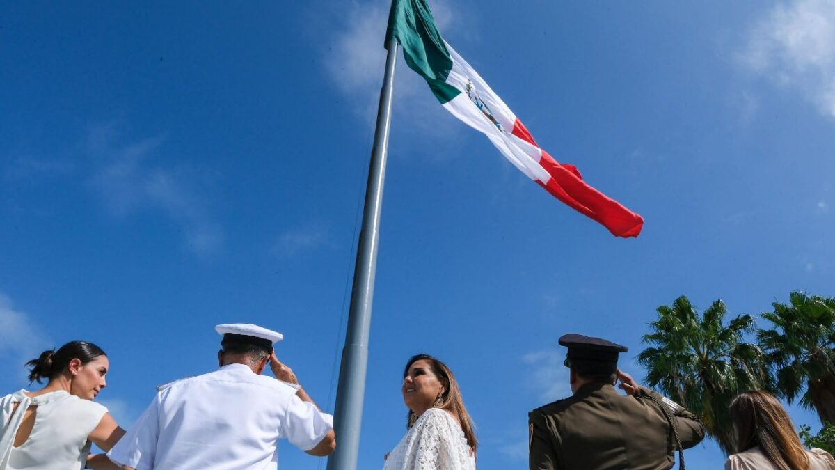 Celebran el Día de la Bandera.