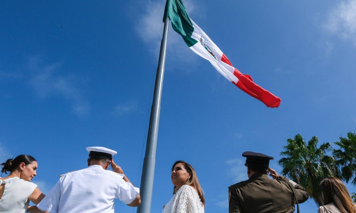 Celebran el Día de la Bandera.