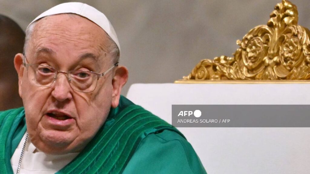 El Papa Francisco sigue hospitalizado.