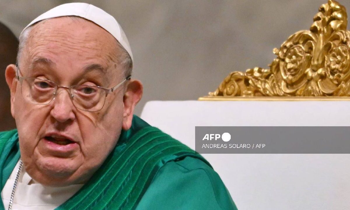 El Papa Francisco sigue hospitalizado.