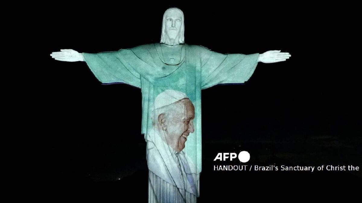 El Papa Francisco sigue internado.