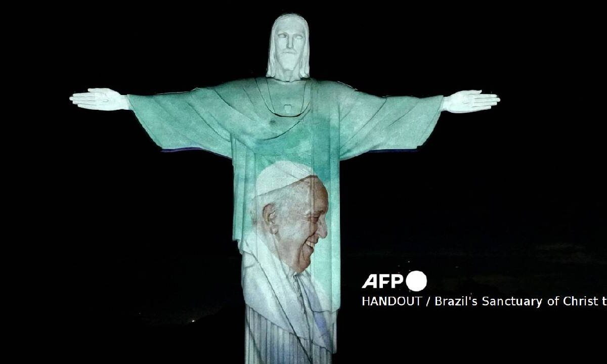 El Papa Francisco sigue internado.