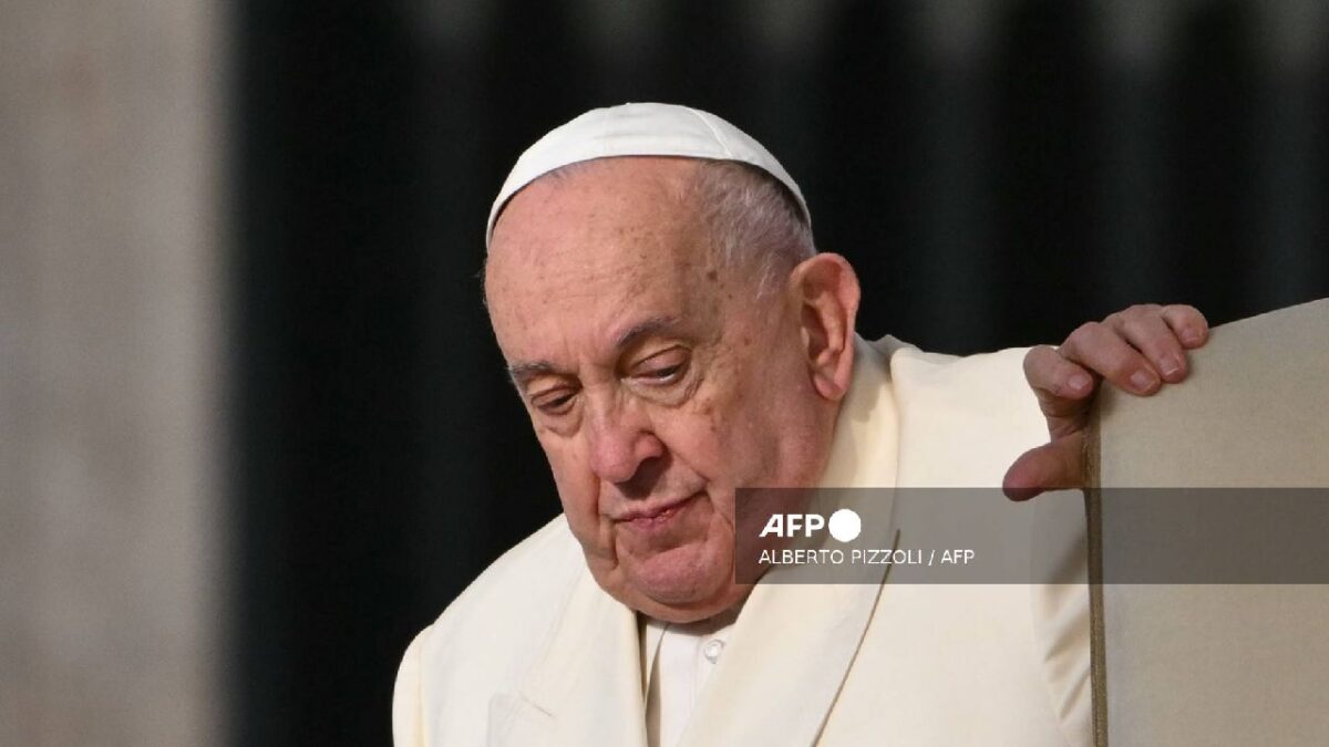 El Papa Francisco respira por sí solo.